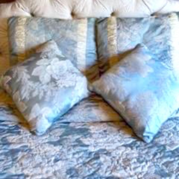 9 Piece Queen Bedspread Set with Shams, Throw Pillows and 4 Valances